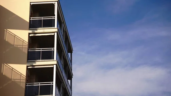 Profil Budynku Mieszkalnego Balkony Tle Nieba — Zdjęcie stockowe