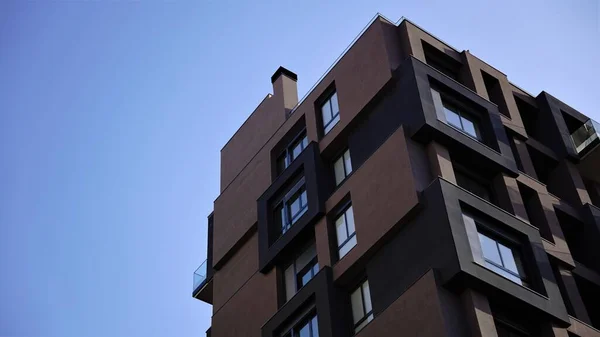 Alacsony Szögű Sarokban Sötét Homlokzat Modern Lakóépület Ellen — Stock Fotó
