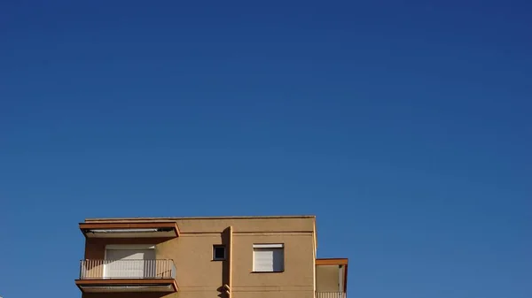 空に対する住宅建築のファサードの最後の階 — ストック写真