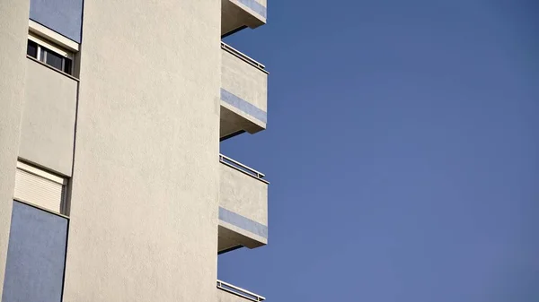 Balconi Facciata Cemento Contro Cielo — Foto Stock