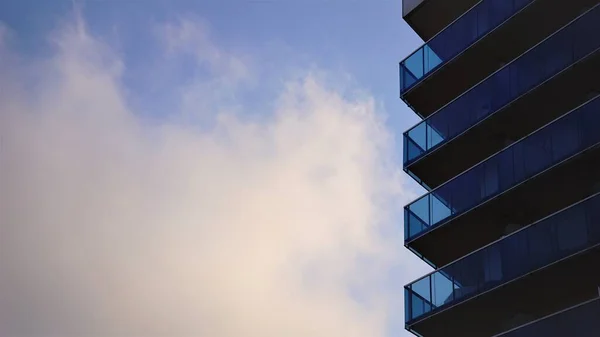 Фасад Здания Стеклянными Балконами — стоковое фото
