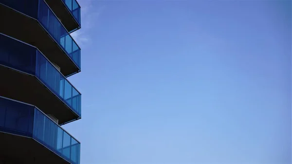 Fachada Edifício Lado Com Varandas Vidro Contra Céu — Fotografia de Stock