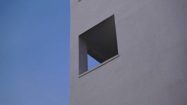 Gökyüzüne karşı geometrik yapı cephesi