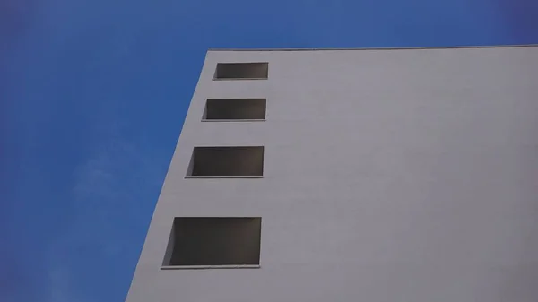 Geometryczna Biała Fasada Przeciw Błękitnemu Niebu — Zdjęcie stockowe