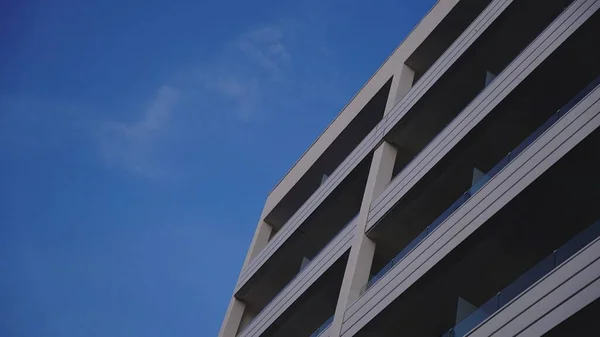 Bílá Geometrická Fasáda Budovy Proti Obloze — Stock fotografie