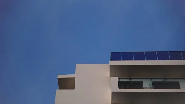 하늘을 배경으로 건물의 마지막 — 스톡 사진
