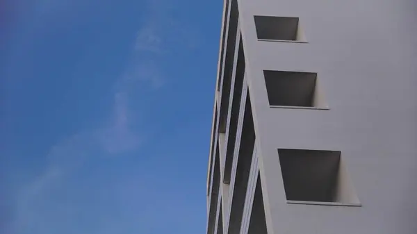 Róg Białej Elewacji Budynku Przed Niebem — Zdjęcie stockowe