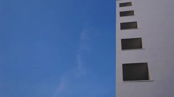 Сторона Белого Современного Геометрического Фасада Против Неба — стоковое фото