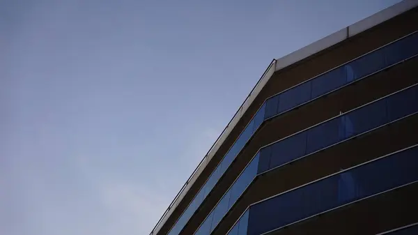 Фасад Стеклянными Балконами Против Голубого Неба — стоковое фото