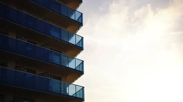 Фасад Стеклянными Балконами Против Голубого Неба — стоковое фото