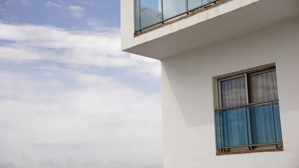 Balkon Minimalistycznej Fasadzie Budynku Przed Niebem — Zdjęcie stockowe