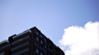 Gökyüzüne karşı binanın köşesi