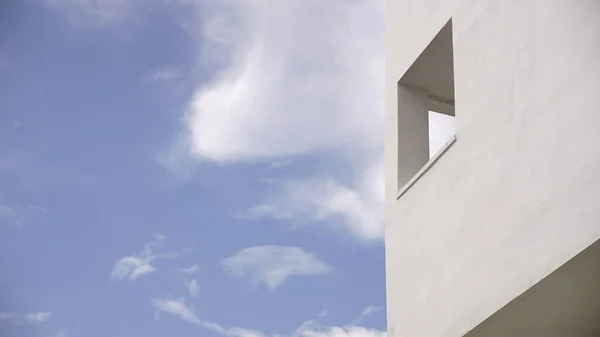 Белый Минималистский Фасад Здания Фоне Неба — стоковое фото