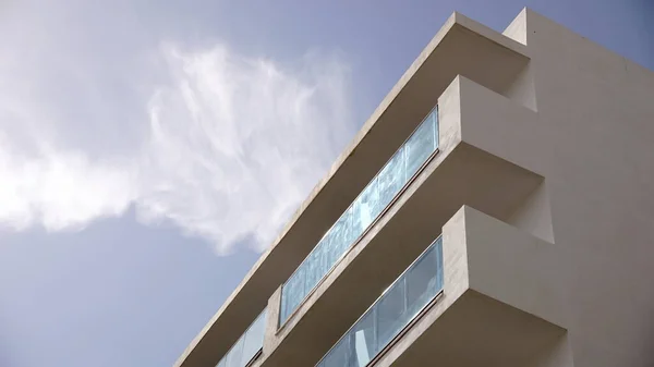 Baixo Ângulo Edifício Residencial Minimalista Com Varandas Vidro Contra Céu — Fotografia de Stock