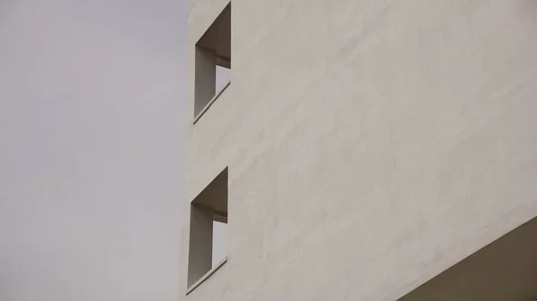 Белый Минималистский Фасад Здания — стоковое фото