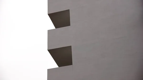 Profile Balkonów Betonowych Białej Fasadzie Przed Zachmurzonym Niebem — Zdjęcie stockowe