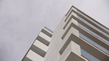 Gökyüzüne karşı beyaz binanın düşük açısı