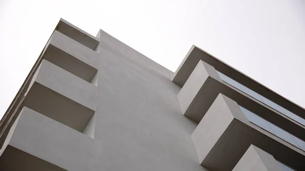 Düşük Açılı Beyaz Minimalist Bina Cephesi Gökyüzüne Karşı — Stok fotoğraf