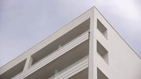 Minimalistyczna Fasada Budynku Przed Niebem — Zdjęcie stockowe