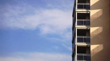 Gökyüzüne bakan balkonlar