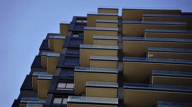 Açık gökyüzüne karşı düşük açılı karanlık cephe