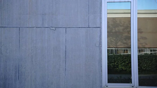 コンクリート壁や反射窓の抽象的な背景 — ストック写真