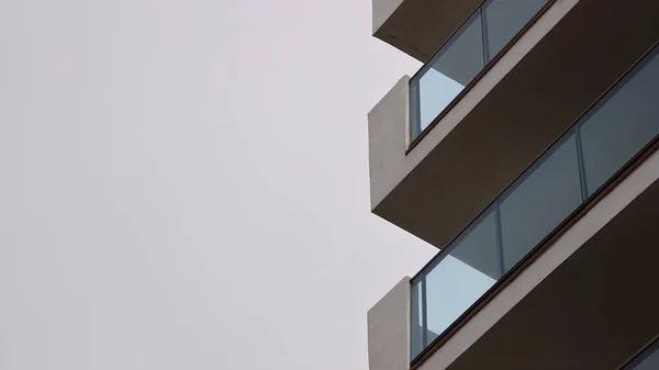 Стеклянные Цементные Балконы Против Неба — стоковое фото