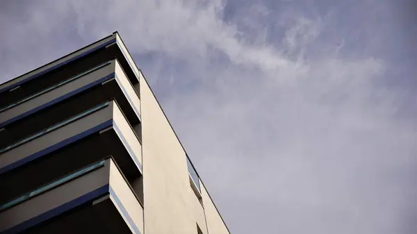 空に対する白いコンクリートのバルコニーの隅 — ストック写真