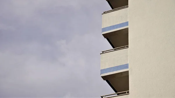 Белые Бетонные Балконы Обращенные Небу — стоковое фото