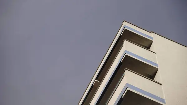 空に面した白いコンクリートのバルコニーの角 — ストック写真