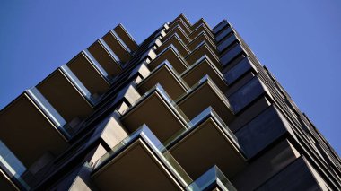 Konut binasının karanlık cephesinin düşük açısı