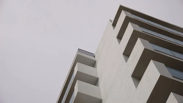 住宅建築の白いファサードの低い角度 — ストック写真