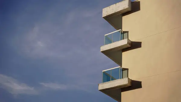 Edificio Balcones Esquina Contra Cielo Azul —  Fotos de Stock