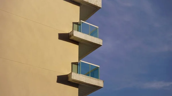 Будівельні Кутові Балкони Виходять Небо — стокове фото