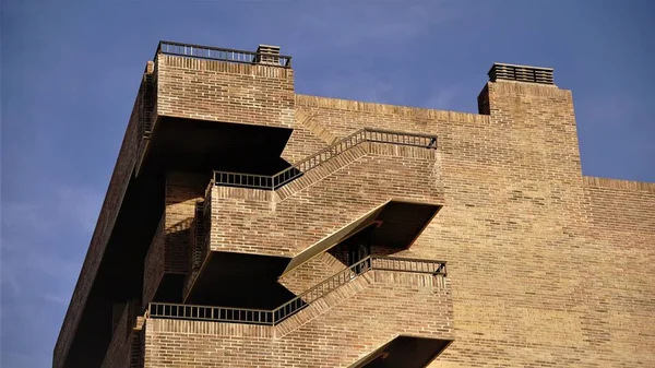 Кирпичный Фасад Наружной Лестницей — стоковое фото