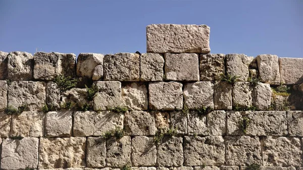 Стена Старых Деревенских Камней Зелени Против Неба — стоковое фото