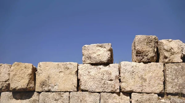 空に対する素朴な壁にある大きな石は — ストック写真
