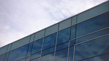Gökyüzüne karşı cam cephelerinin soyut arkaplanı