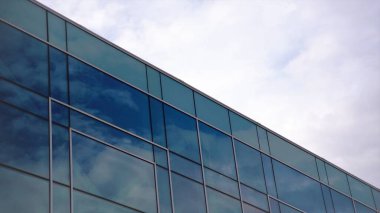 Gökyüzüne karşı cam cephelerinin soyut arkaplanı