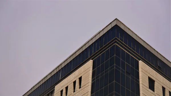 Narożny Budynek Szklaną Fasadą Niebie — Zdjęcie stockowe