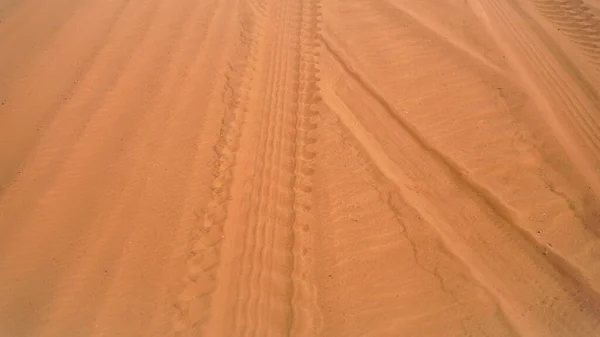 Tracce Pneumatici Sulla Sabbia Del Deserto — Foto Stock