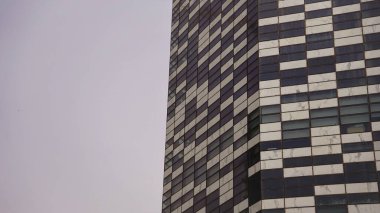 Gökyüzüne karşı cam cepheli modern binanın yarısı.