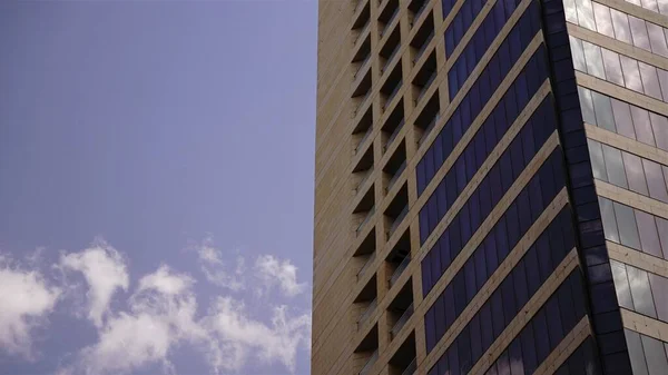 用玻璃立面挡住天空的当代建筑 — 图库照片