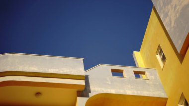 Gökyüzüne karşı yerleşim binasında geometrik şekillerin çıkıntısı