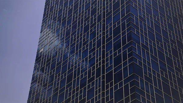 空に向かってガラスのファサードを持つ近代的な建物の角 — ストック写真