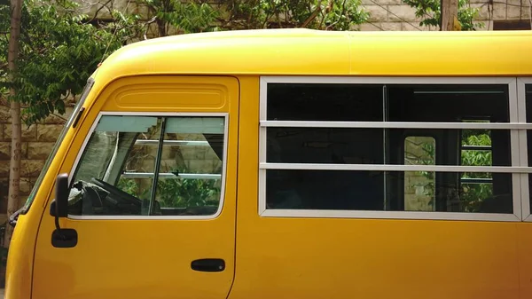 Yellow Bus Parked Street — Stockfoto