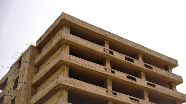 Уголок Бетонной Конструкции Незавершенного Здания Против Неба — стоковое фото