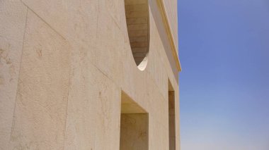 Mavi gökyüzüne karşı geometrik şekillerle ön cephe