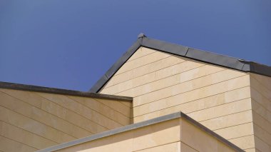 Mavi gökyüzüne karşı geometrik cephe şekilleri