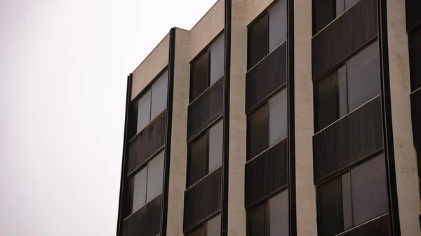 Уголок Фасада Окнами Здании Напротив Неба — стоковое фото